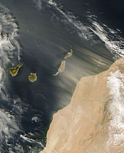 Песок, выдуваемый ветром шерги из Сахары в сторону Канарских островов