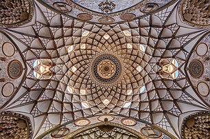 Voute de la Maison des Boroudjerdi, construite en 1857 par l'architecte Oustad Ali Maryam pour une famille de riches marchands de la ville de Kashan en Iran, chef d’œuvre de l'architecture résidentielle persane traditionnelle (définition réelle 7 385 × 4 874)