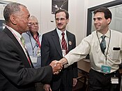 Charles Bolden congratula Eric Finnegan dopo l'inserzione in orbita.