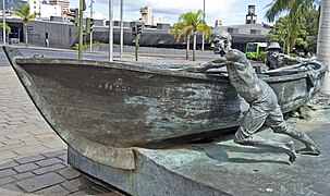 Homenaje al chicharrero (hommage au ténérifais). Cette sculpture du Tenerifais Javier Murcie Trujillo représente deux pêcheurs qui traînent leur barque.