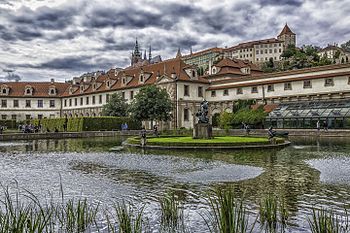 Valdštejnská zahrada je součástí areálu Valdštejnského paláce, sídla českého senátu. V centru sochy Hérakla bojujícího s drakem a čtyři nymfy na obvodu; na pozadí Pražský hrad.