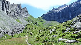 Le cirque avec le col du Grand Marchet au fond.