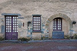 Ouvertures et corbeaux du rez-de-chaussée.