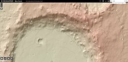 Este mapa topográfico fue creado utilizando la tecnología Mars Orbiter Laser Altimeter (MOLA) en la nave espacial Mars Global Surveyor. Esta imagen es una captura de pantalla del sitio web de RedMapper y muestra el borde norte del cráter Cruls.