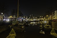 De Turfsingel bij avond gezien vanaf de Ebbingebrug