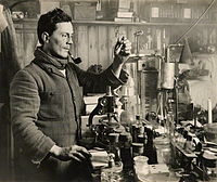 Dr. Edward Atkinson v laboratoři, 15. září 1911, National Library of New Zealand