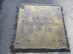 L'avaleresse Élisabeth Dahié couchant est située vingt mètres derrière cette plaque.