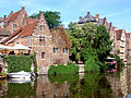 Gent, tarihi merkezde nehir kıyısında Orta Çağlardan kalma binalar