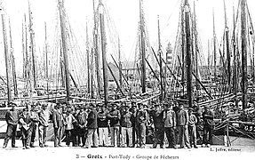 Groupe de pêcheurs à Port-Tudy vers 1920 (carte postale L. Jaffre).