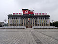 Siège du Parti du travail de Corée avec le portrait de Kim Il-sung.