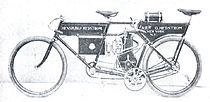 De eerste motorfiets van Carl Oscar Hedstrom was deze tandem-gangmaakmotor uit 1899