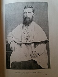 Photo en noir et blanc d'un évêque barbu, assis