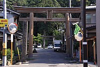 吹浦口之宮 一の鳥居 奥には二の鳥居が見える。二の鳥居から続く急な階段を上るとテンプレート画像の拝殿と本殿がある。