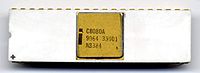Originalus Intel C8080A processorius. Pirmasis išvadas pažymėtas juodu tašku („raktu“)