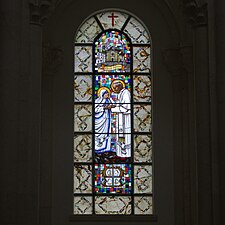 Vitrail d'une église représentant une religieuse et un pape catholiques.