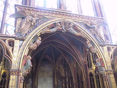 Izrezljani angeli, ki držijo trnovo krono v apsidi (13. stoletje)