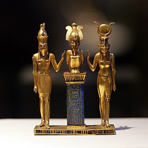Pendentif au nom du roi Osorkon II : la famille du dieu Osiris, : notice Louvre. Or, lapis-lazuli, verre coloré. H 9 cm. XXIIe dynastie. Louvre
