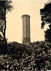 Vattentornet i Johanneberg: Till vänster cirka 1937 och till höger på 2000-talet efter ombyggnaden.