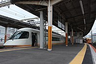 大阪難波行き名阪特急（左）と京都行き京伊特急（右奥）が大和八木駅で連絡
