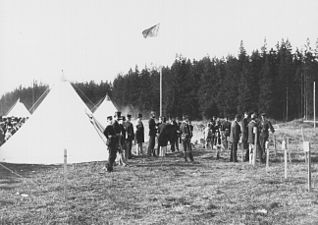 Kaknäs skjutbana med kronprins Gustaf i mitten, 1895.