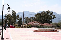 Kalo Nero square ('πλατεία'), med järnvägsstationen bakom.