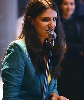 Катарина Султанова на первом публичном выступлении в московском ресторане «Гюго» (28 мая 2013)