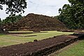 Kompleks Candi Buddha Khao Khlang Nai Stupa di Si Thep, Provinsi Phetchabun. Stupa sentral, berbentuk persegi panjang dan menghadap timur dibangun dengan gaya arsitektur Dwarawati sekitar abad ke-6 hingga ke-7 Masehi.