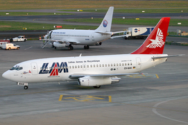 A LAM Mozambique Airlines Boeing 737-200 Advanced at OR Tambo International Airport (2005)
