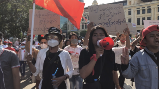 10. februar, LGBT-demonstranter foran rådhuset i Yangon.