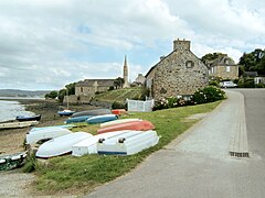 Port Maria à Landévennec, avec, en arrière-plan, l'église Notre-Dame du XVIIe siècle et son cimetière marin.