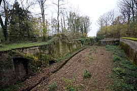 Le fossé entre les saillants du fort.