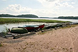 Järven pohjoispäästä näkymä uimarannalta