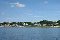 Magnarp sett från havet sommaren 2006. Hamnen syns till vänster.