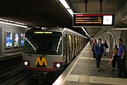 1번 승강장의 지하철 차량 (메트로 T형)