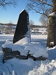 Milstenen från Anno 1781 ligger vid Kyrkvägen vid den gamla Hovstavägen, som går förbi Hovsta kyrka.