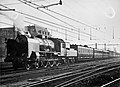 NS 4011 met een reizigers trein bij Utrecht C.S. (1950)