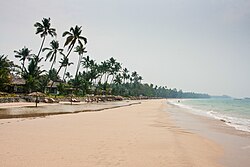 ชายหาดงะปะลี สถานที่ท่องเที่ยวสำคัญของเมือง