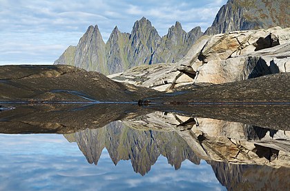 Os picos de Okshornan vistos do Tungeneset na ilha de Senja, Noruega (definição 3 300 × 2 180)