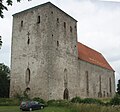 Wehrhaft zeigt sich die Kirche von Pöide