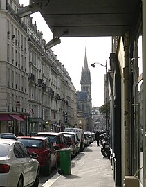 Rue vue depuis la rue Saint-Maur ; en arrière-plan, l'église Saint-Ambroise.