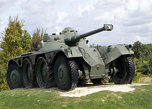 EBR Mle 51, переозброєний 90-мм гарматою низького тиску, виставлений на Національному танковому монументі в Беррі-о-Бак