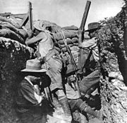 Аустралијске лаке коњичке трупе користе перископску пушку, Галипољска кампања, 1915. Фотографија Ернеста Брукса.
