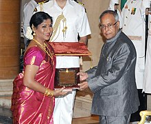 Пранаб Мукерджи вручает премию Sangeet Natak Akademi Award-2011 компании Smt. Нартаки Натрадж для Бхаратнатьям, на церемонии вручения стипендий Sangeet Natak Akademi Fellowships и Sangeet Natak Akademi Awards-2011.jpg