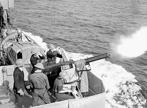 Ведення вогню з 40-мм зенітної гармати QF 2 pounder Mark II з борту канадського есмінця «Ассінібойн», що супроводжував конвой. Друга світова війна