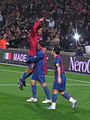 Ronaldinho celebra un gol con Belletti y Giuly