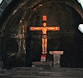 Kruzifixus und Altar