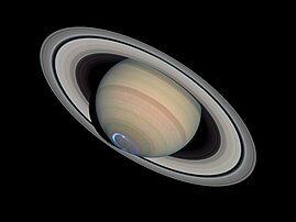 Des aurores polaires sur Saturne. (définition réelle 2 261 × 1 696)