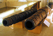 Photographie de deux canons de bois exposés dans un musée