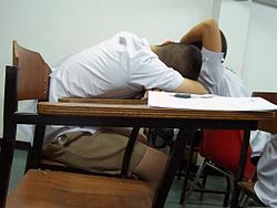 قلة النوم، أو الإجهاد، قد يؤثران على سلامة العامل أو الموظف.