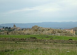 Il nuraghe Su Mulinu, sullo sfondo Villanovafranca. A sinistra si può notare la parrocchia di San Lorenzo